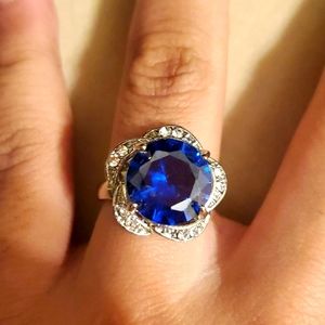 Cute silver and blue ring!! size 6,7